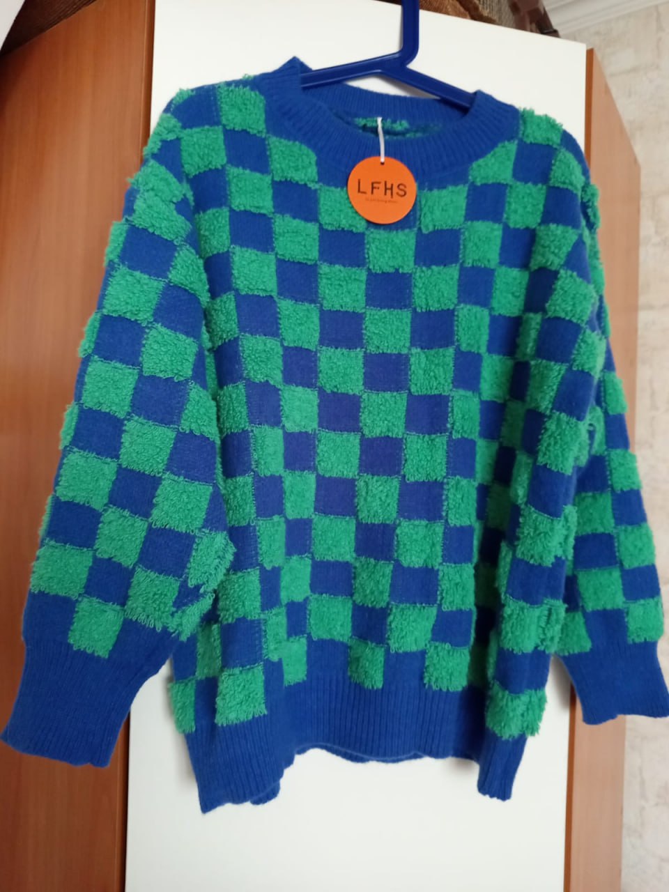 Яркий свитшот
Яркий свитшот