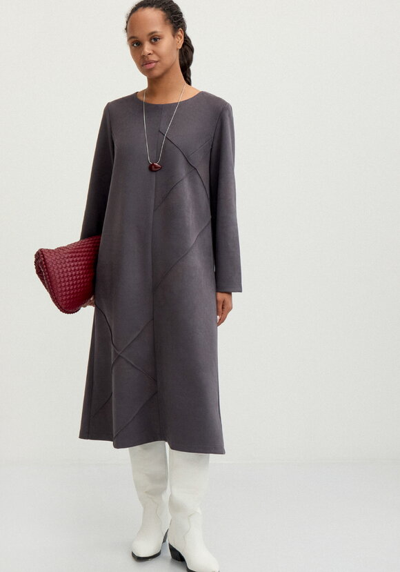 Платье из замши свободного кроя шир.  580, рис. 9