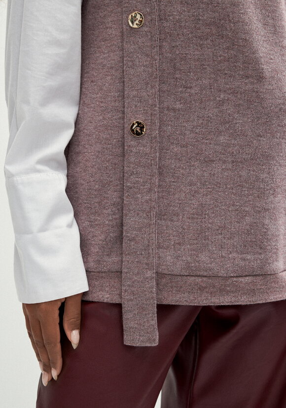 Жилет трикотажный с пуговицами шир.  580, рис. 6