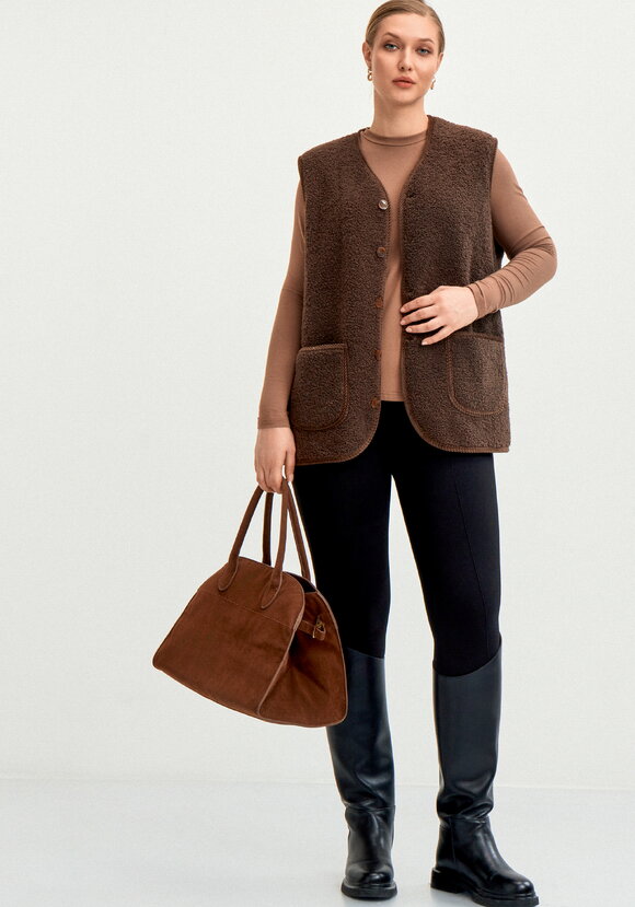 Жилет из экомеха на пуговицах шир.  580, рис. 20