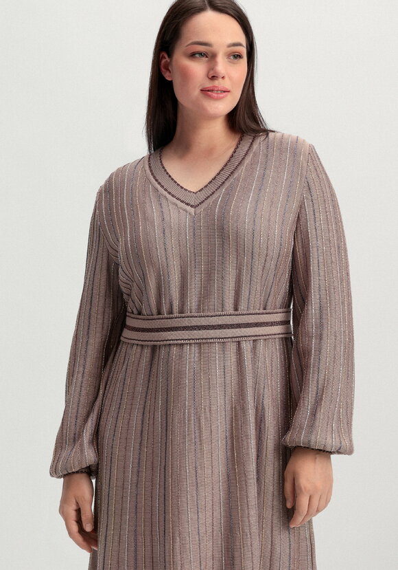 Платье с полосами из метанити шир.  580, рис. 16