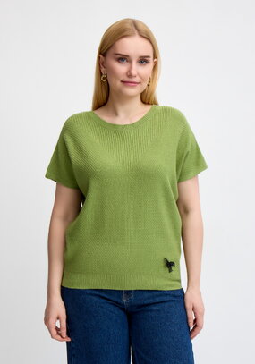 Джемпер с оригинальным вырезом без рукава