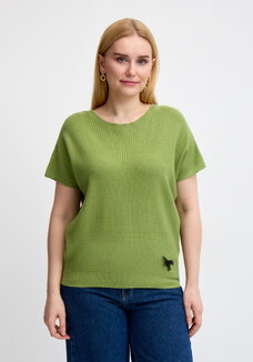 Джемпер с оригинальным вырезом без рукава