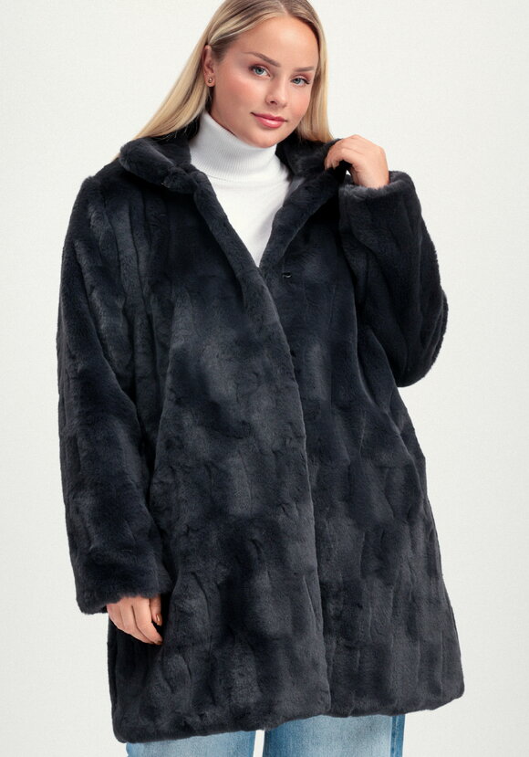 Шуба длины миди с брошью на воротнике шир.  580, рис. 1