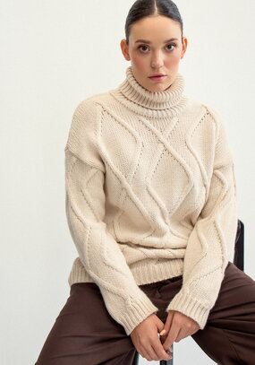 Свитер с объемными ромбами