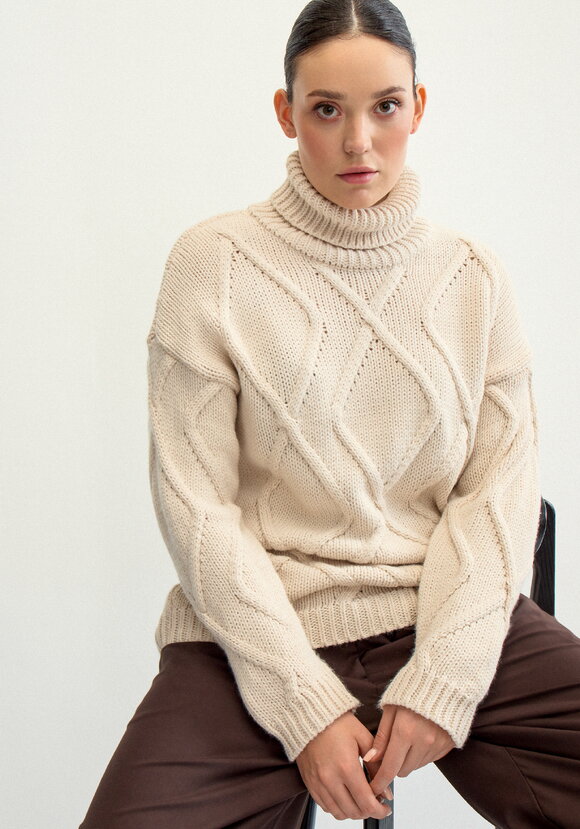 Свитер с объемными ромбами шир.  580, рис. 36