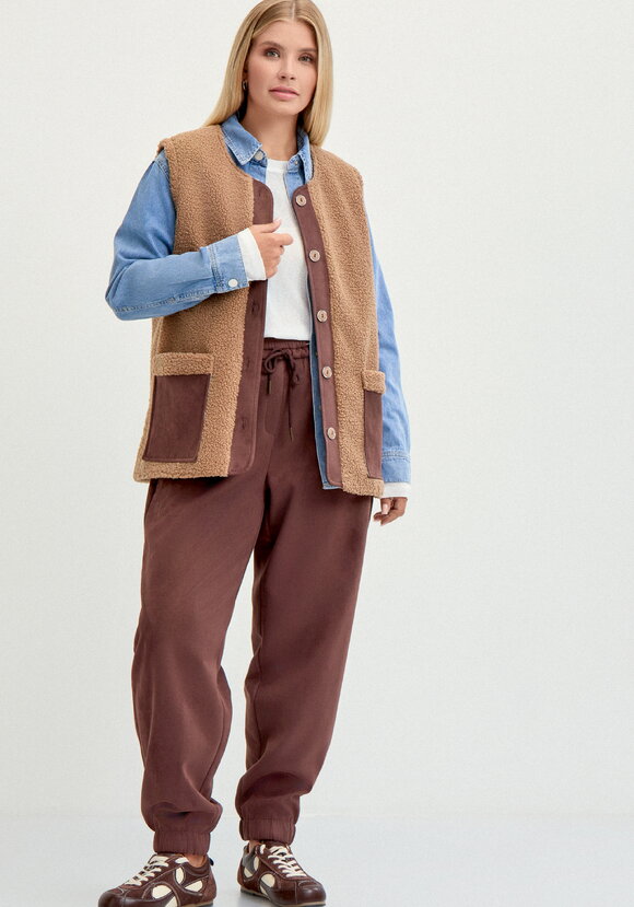 Жилет с отделкой из замши шир.  580, рис. 19