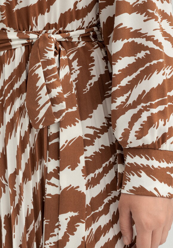 Платье с плиссированной юбкой шир.  580, рис. 6