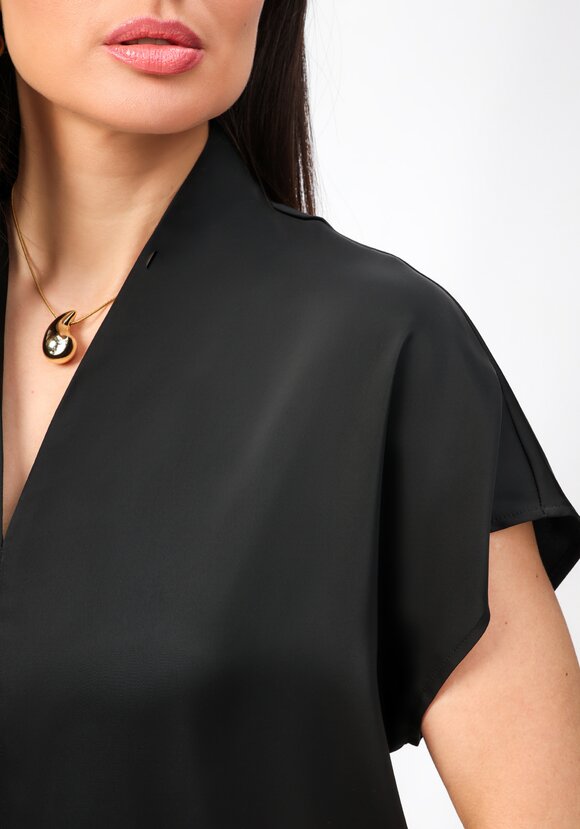 Блуза с V-образным вырезом с коротким рукавом шир.  580, рис. 15