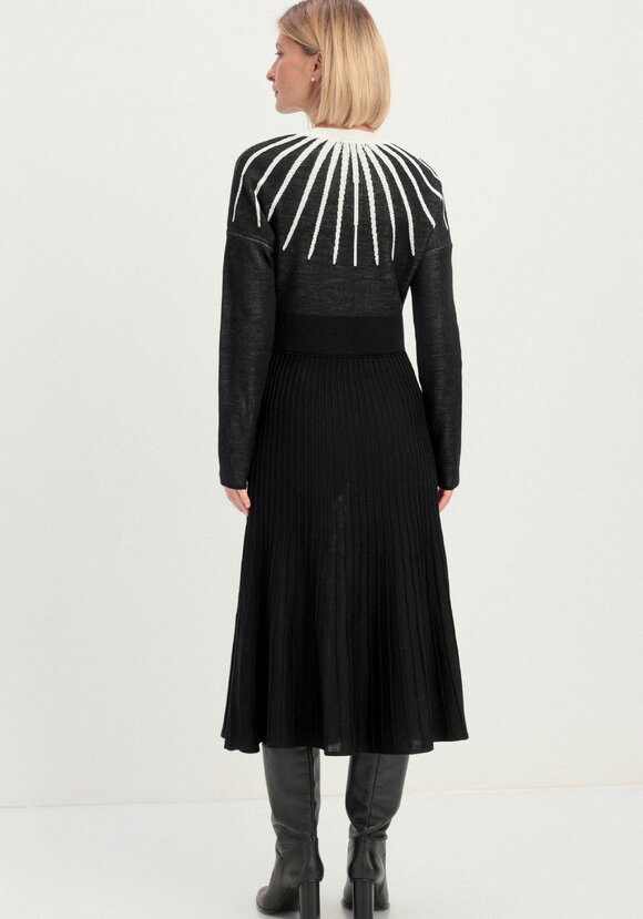 Платье с жемчужным узором на груди шир.  580, рис. 3