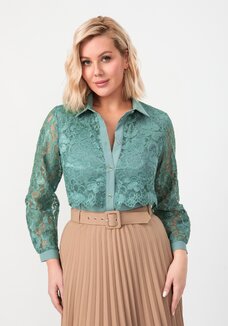 Блуза с ажурным кружевом на груди