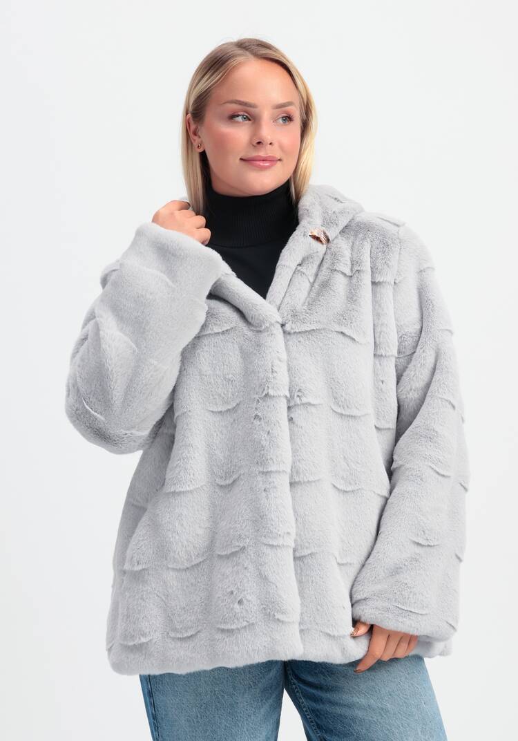 Шуба фактурная с капюшоном и брошью шир.  750, рис. 20