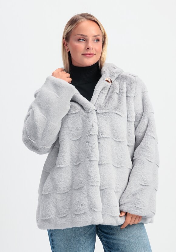 Шуба фактурная с капюшоном и брошью шир.  580, рис. 20