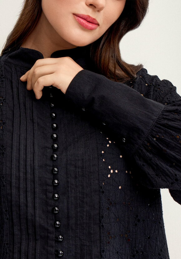 Блуза из шитья с жемчужными пуговицами шир.  580, рис. 14