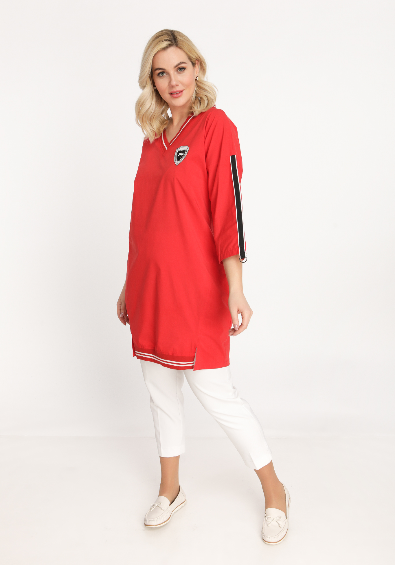 Платье-туника прямого силуэта с аппликацией