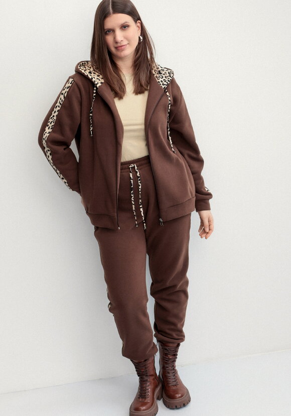 Брюки с леопардовыми лампасами шир.  580, рис. 17