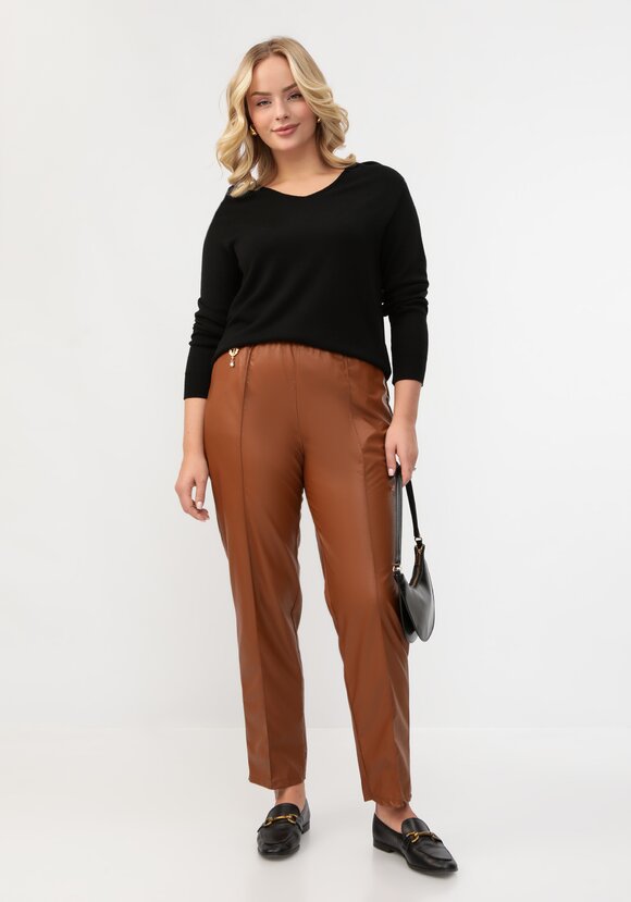 Брюки из экокожи со стрелками шир.  580, рис. 26