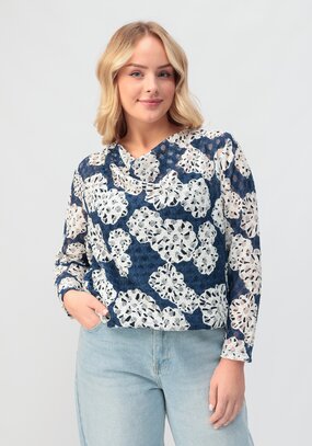 Джемпер из ажура с горловиной качели