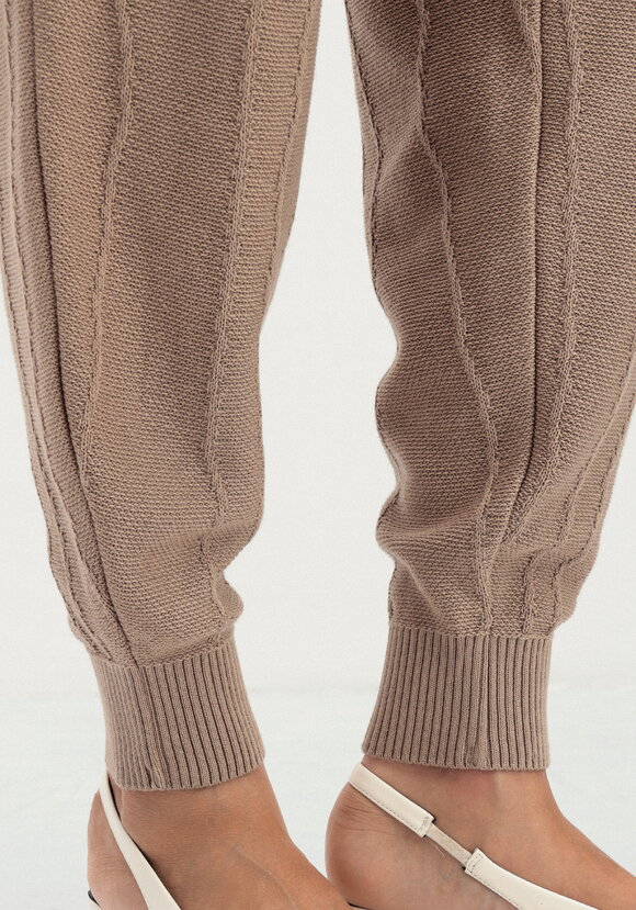 Брюки джоггеры с фактурным рисунком шир.  580, рис. 8