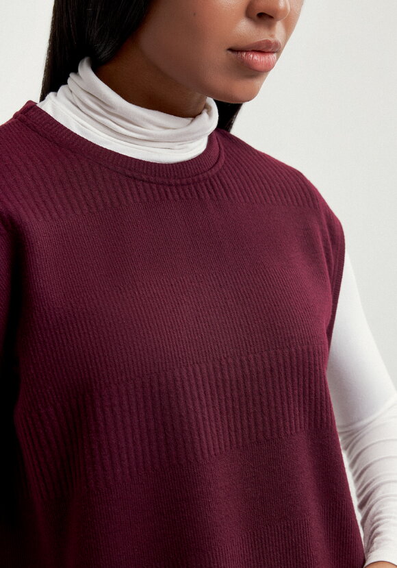 Жилет из трикотажа с фактурным рисунком шир.  580, рис. 5