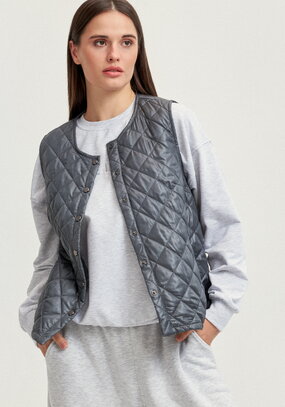 Жилет стёганый с застёжкой на кнопки