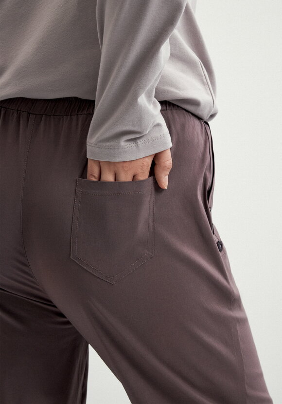 Брюки зауженные с декором из пуговиц шир.  580, рис. 26