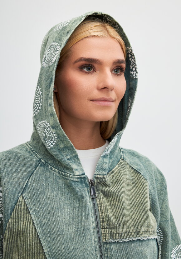 Куртка джинсовая с нашивками Ванесса шир.  580, рис. 18