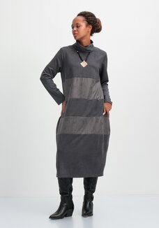 Платье с декоративными вставками