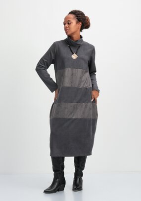 Платье с декоративными вставками