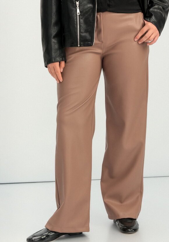 Брюки прямого кроя из экокожи шир.  580, рис. 16