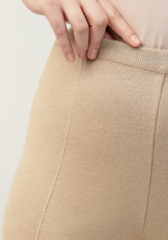 Брюки прямые зауженные книзу на резинке шир.  580, рис. 20