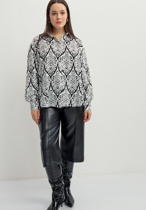 Рубашка на пуговицах с графическим принтом шир.  580, рис. 2