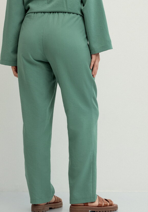 Брюки прямого кроя на резинке по поясу шир.  580, рис. 9