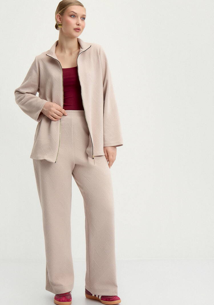 Брюки с фактурным принтом прямые шир.  750, рис. 1