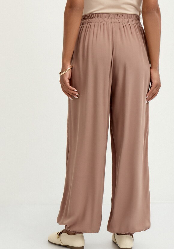 Брюки широкие с карманами на резинке по низу шир.  580, рис. 35