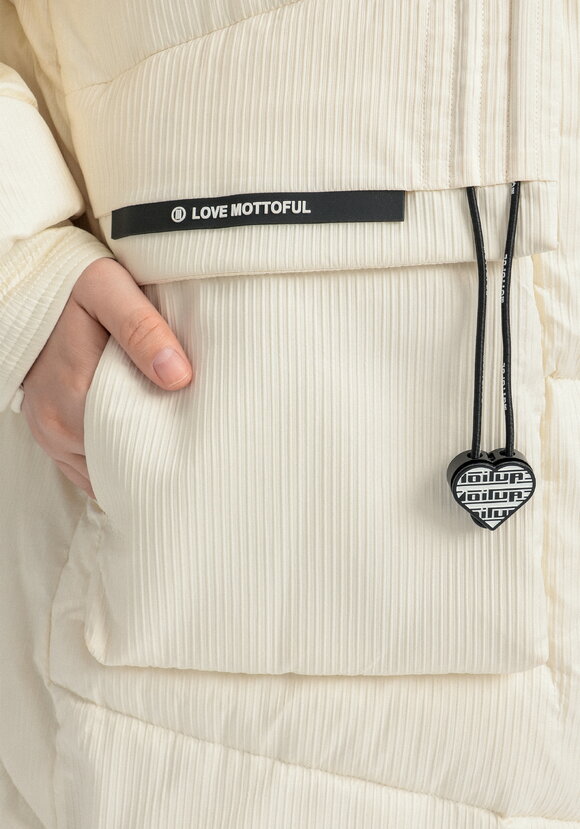 Пуховик с капюшоном и объемными карманами шир.  580, рис. 45