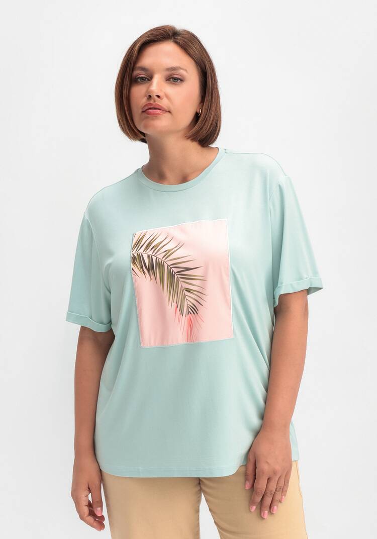 Футболка с принтом-аппликацией шир.  750, рис. 9