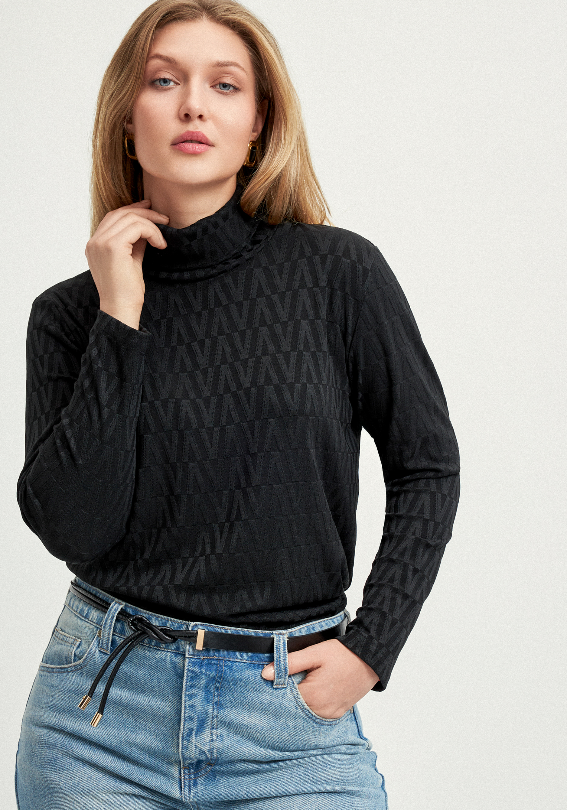 Водолазка с фактурным рисунком и воротом