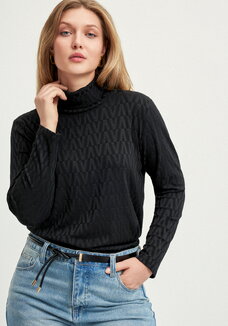 Водолазка с фактурным рисунком и воротом