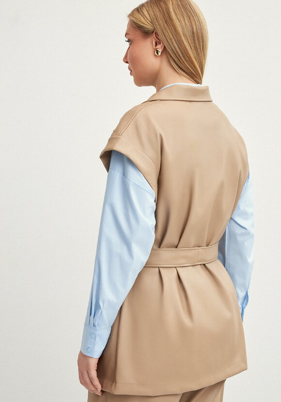 Жилет из эко-кожи на запах шир.  580, рис. 19