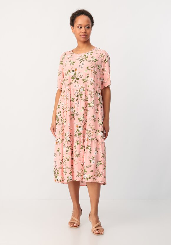 Платье с отрезной талией и коротким рукавом шир.  580, рис. 28