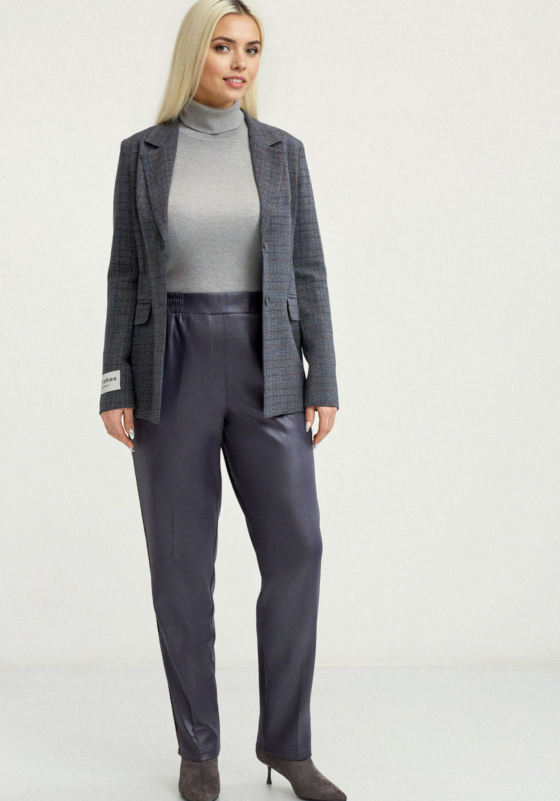 Брюки прямые с кантами по бокам 3499₽