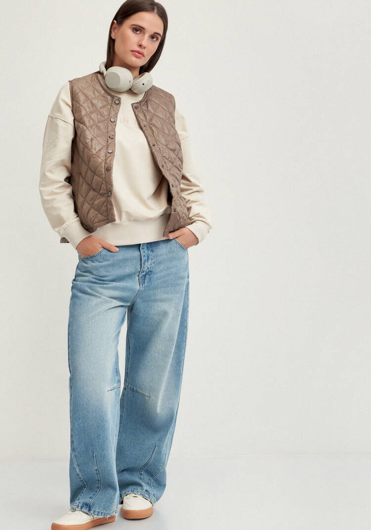 Жилет стёганый с застёжкой на кнопки шир.  750, рис. 19