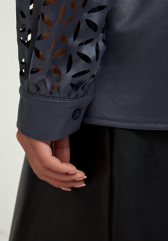 Блуза с перфорацией на рукавах шир.  580, рис. 6