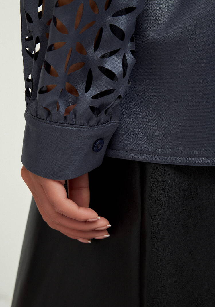 Блуза с перфорацией на рукавах шир.  750, рис. 6