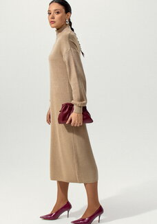 Платье с воротником-стойкой на молнии