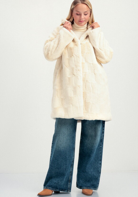 Шуба длины миди с брошью на воротнике шир.  580, рис. 12