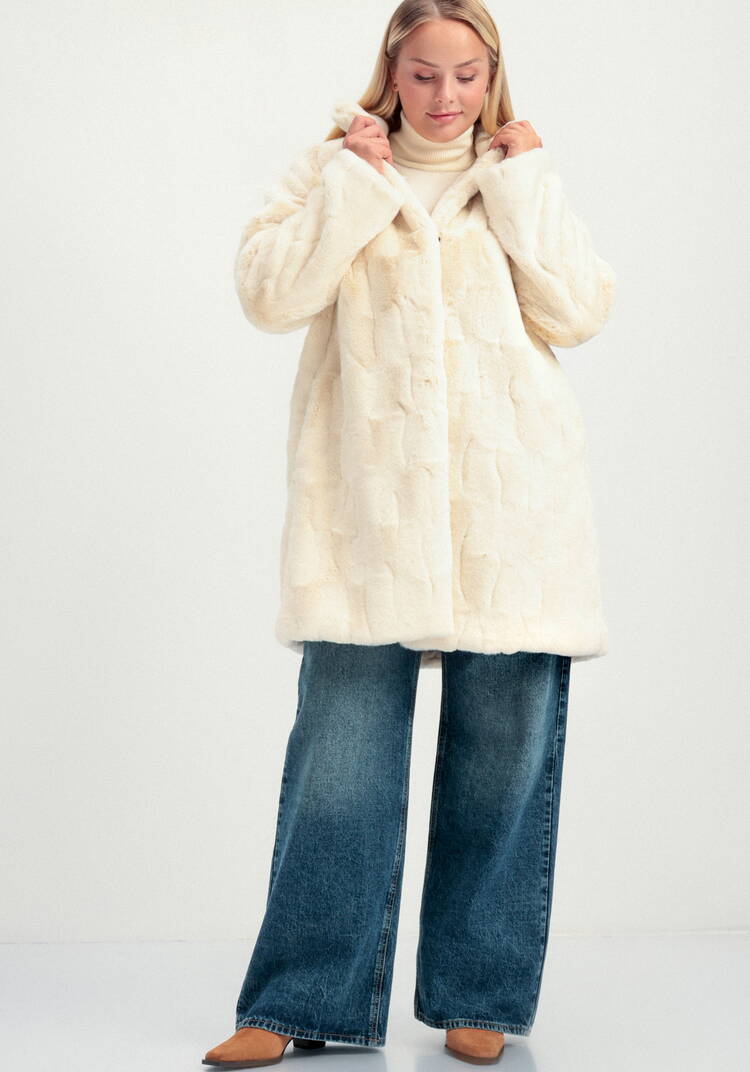 Шуба длины миди с брошью на воротнике шир.  750, рис. 12