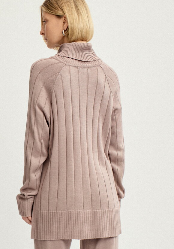 Джемпер удлиненный по спинке с высоким горлом шир.  580, рис. 10