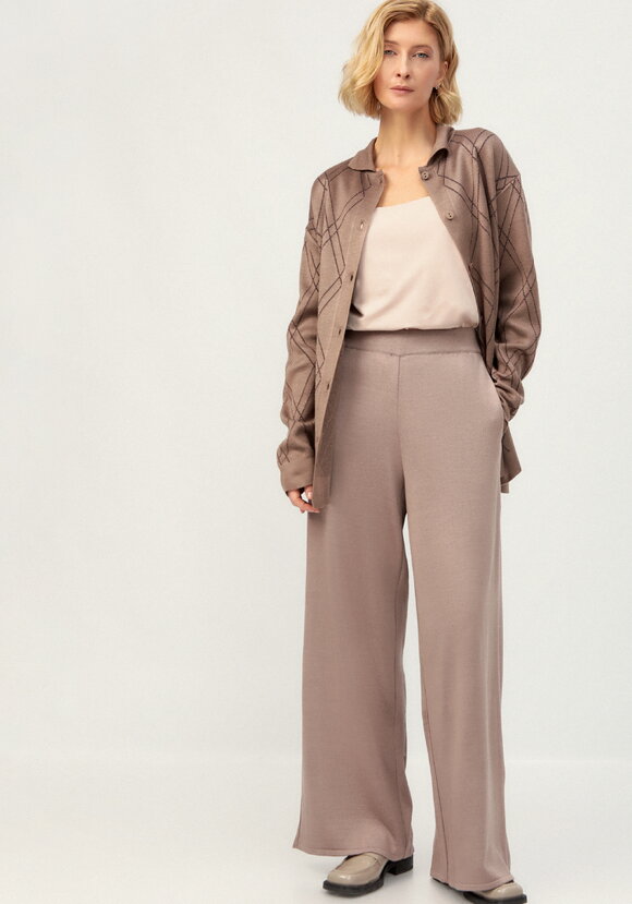 Брюки прямые свободной посадки на резинке шир.  580, рис. 15